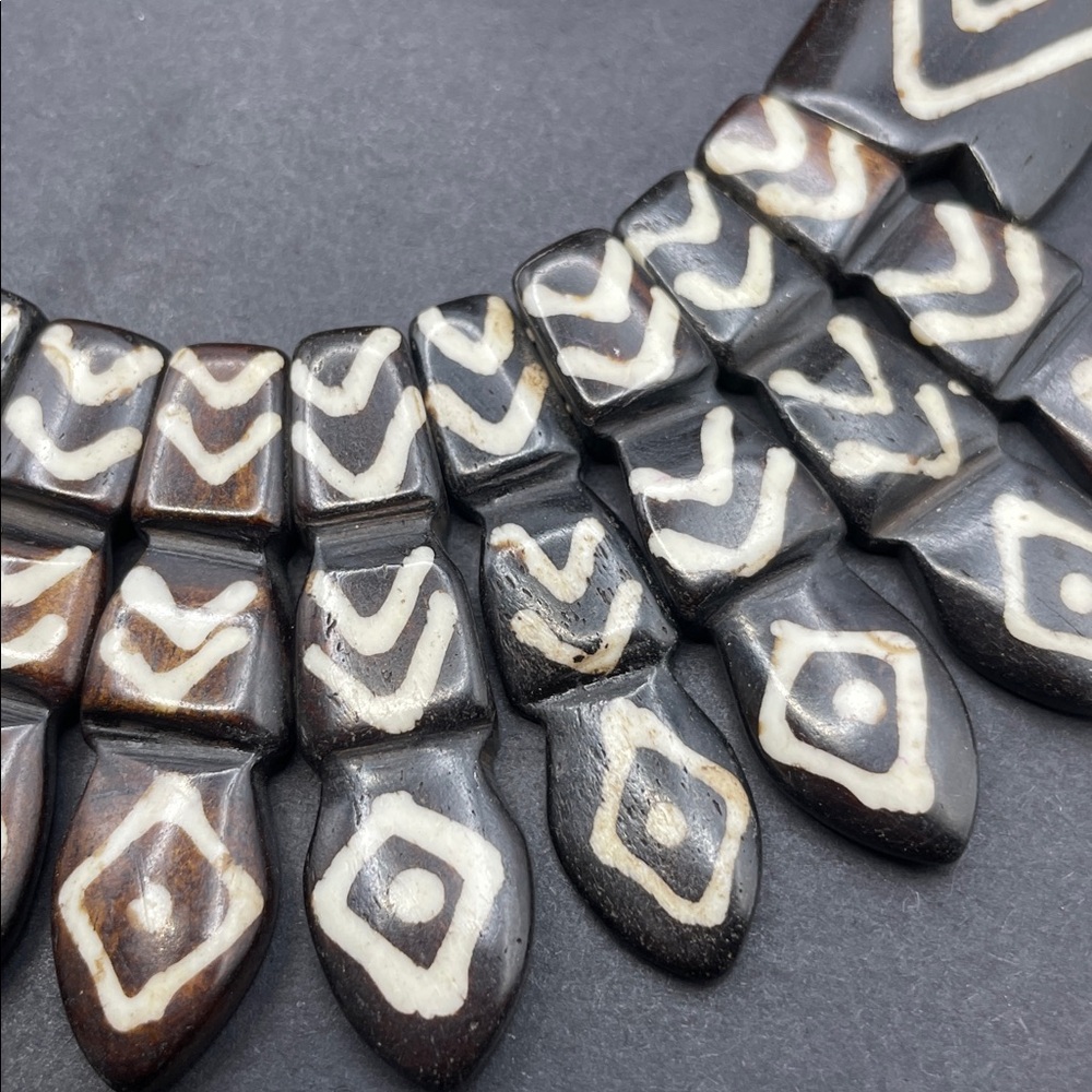 Bone dyed pictographs necklace vintage C37 - Picture 3 of 8